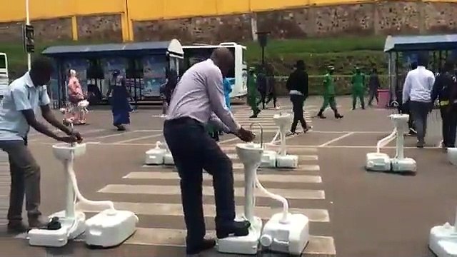 Pour prévenir le risque de Coronavirus épidémie, les passagers du parc de bus de Kigali doivent se laver les mains avant de monter dans les bus