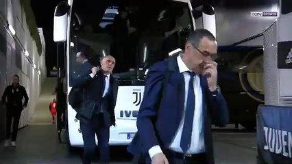 Cristiano Ronaldo tape dans la main de supporters invisibles