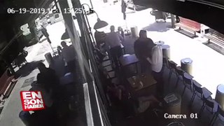Kaçan hırsızı bar sandalyesiyle saniyeler içinde etkisiz hale getirdi