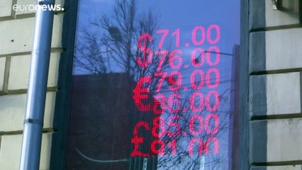 Рубль упал вслед за нефтью