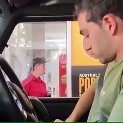 Após a falta de papel higiénico no país por causa do coronavírus... australiano inova na hora de pagar no restaurante!