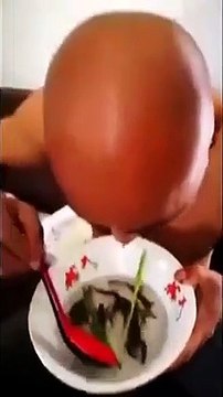 Il déguste des poissons et fruits de mer vivants... Miam