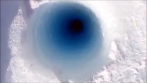 Regardez ce qui se passe quand on jette un morceau de glace dans un puits de forage de 90m de profondeur