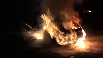 Polisten kaçan sürücü kaldırıma çarptı, kullandığı otomobil alev alev yandı: 1 yaralı