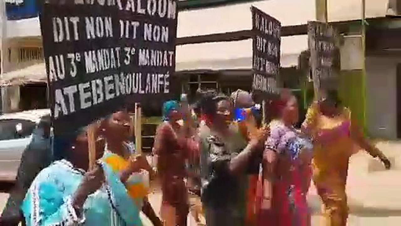 Des femmes protestent dans les rues de Kaloum contre le 3e mandat