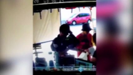 Câmera flagra homem pegando caixa de som em camelô