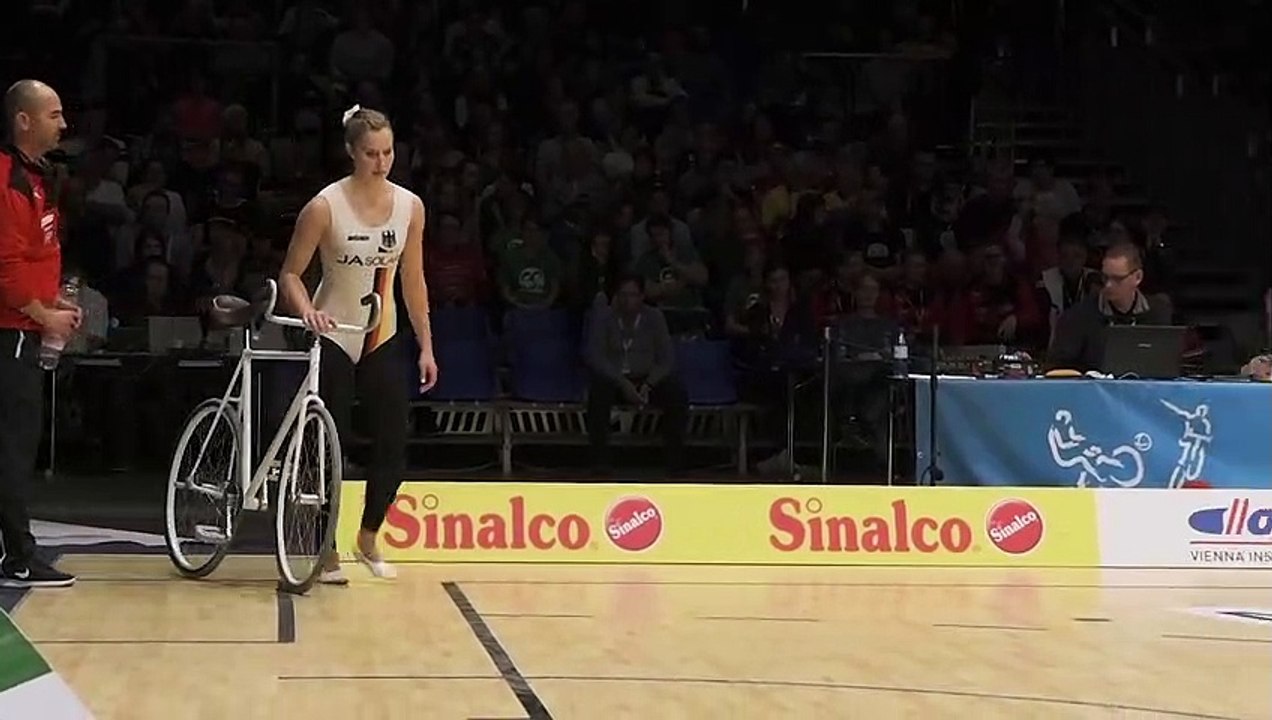 Debout sur le guidon d'un vélo : elle réalise des figures acrobatiques incroyables !