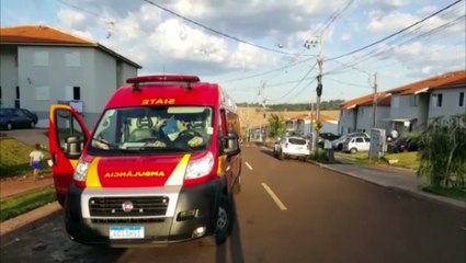 Homem com ferimento na mão é socorrido pelo Siate no Riviera