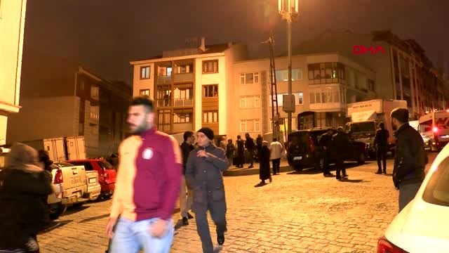 BEYOĞLU'NDA BİR AY ÖNCE BOŞALTILAN BİNANIN ÇATI KATINDA YANGIN ÇIKTI