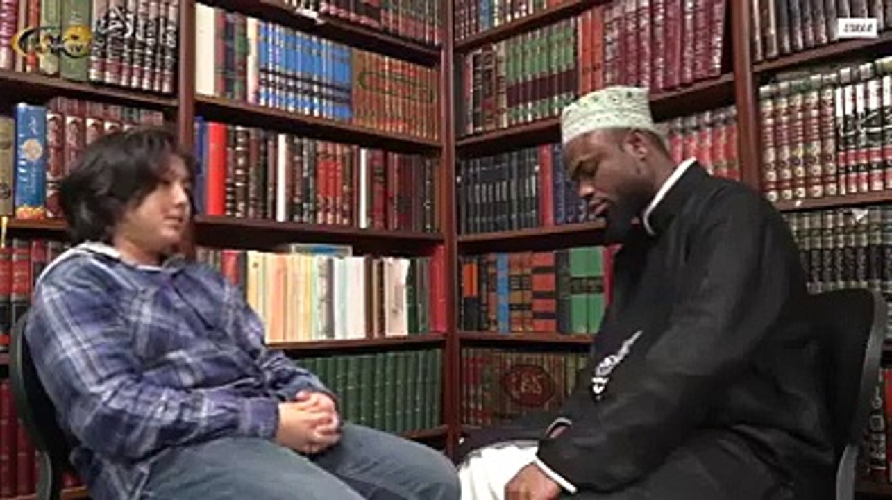 طفل أمريكي مسلم حافظ لكتاب الله ويرتل بطريقة عجيبة !