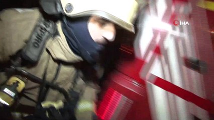 Beyoğlu’nda 5 katlı binanın en üst katı alev alev yandı