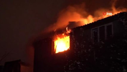 Beyoğlu'nda 5 katlı binanın en üst katı alev alev yandı