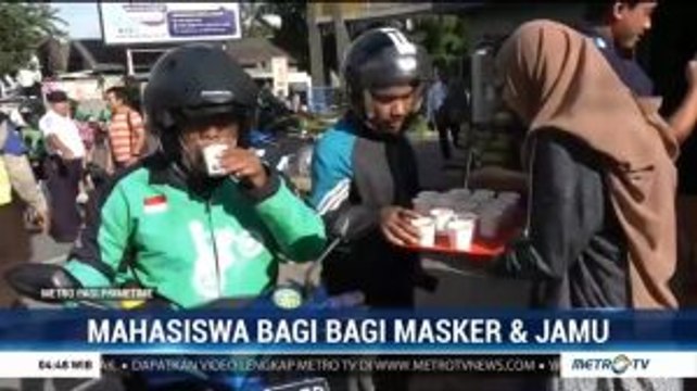 Mahasiswa Universitas Budi Luhur Bagikan Masker dan Jamu Gratis Kepada Pengendara