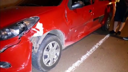 Moto atinge lateral de carro em cruzamento controlado por semáforos, no Centro