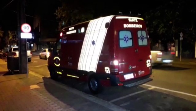 Idosa é socorrida pelo Siate após sofrer queda no interior de apartamento, no Centro