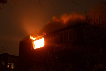 Beyoğlu'nda 5 katlı binanın en üst katı alev alev yandı