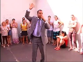 DEMÔNIO  BRIGA  E TENTA DAR VOADORA EM PASTOR CENAS FORTES