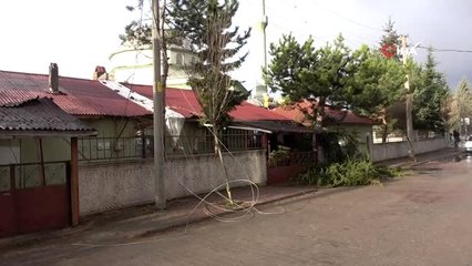 Bolu'da, etkili olan fırtına nedeniyle direkler ve ağaçlar devrildi