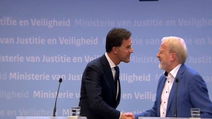 Koronavirüs önlemi için "El sıkışmayın" uyarısı yapan Hollanda Başbakanı, yanındaki ismin elini sıktı