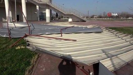 Şiddetli rüzgar kapalı spor salonunun çatısını uçurdu