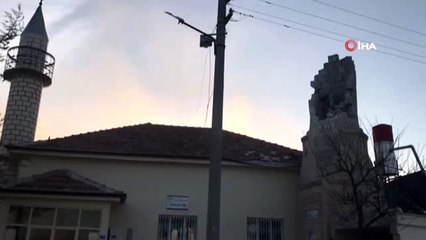 Şiddetli fırtına minareleri devirdi, çatıları uçurdu