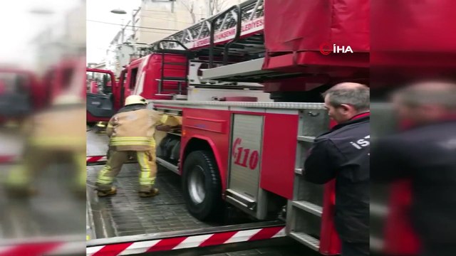 Fatih'te yangında can pazarı...İtfaiye ekipleri camda yardım bekleyenleri merdiven aracıyla kurtardı