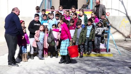 Bu köy okulunda artan yemekler sokak hayvanlarına gidiyor