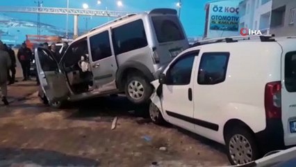 Kontrolden çıkan kamyonet park halindeki araçların üzerine böyle uçtu