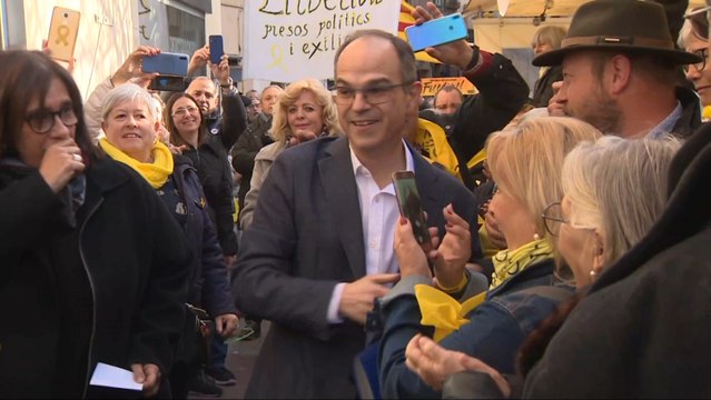 Jordi Turull llega a trabajar entre aplausos y abrazos