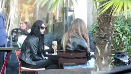 Alejandra Rubio con su padre Alejandro y una amiga tomando algo en una terraza de Madrid.