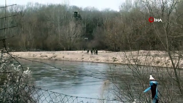 Yunan askeri Meriç Nehrine kat kat jiletli tel çekmeye devam ediyor