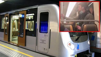 Metroda iğrenç olay! Maskeli yolcu, elini ağzına götürüp defalarca metro direğine sürdü