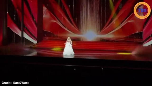 Cette chanteuse tombe brutalement de la scène mais elle continue de chanter !