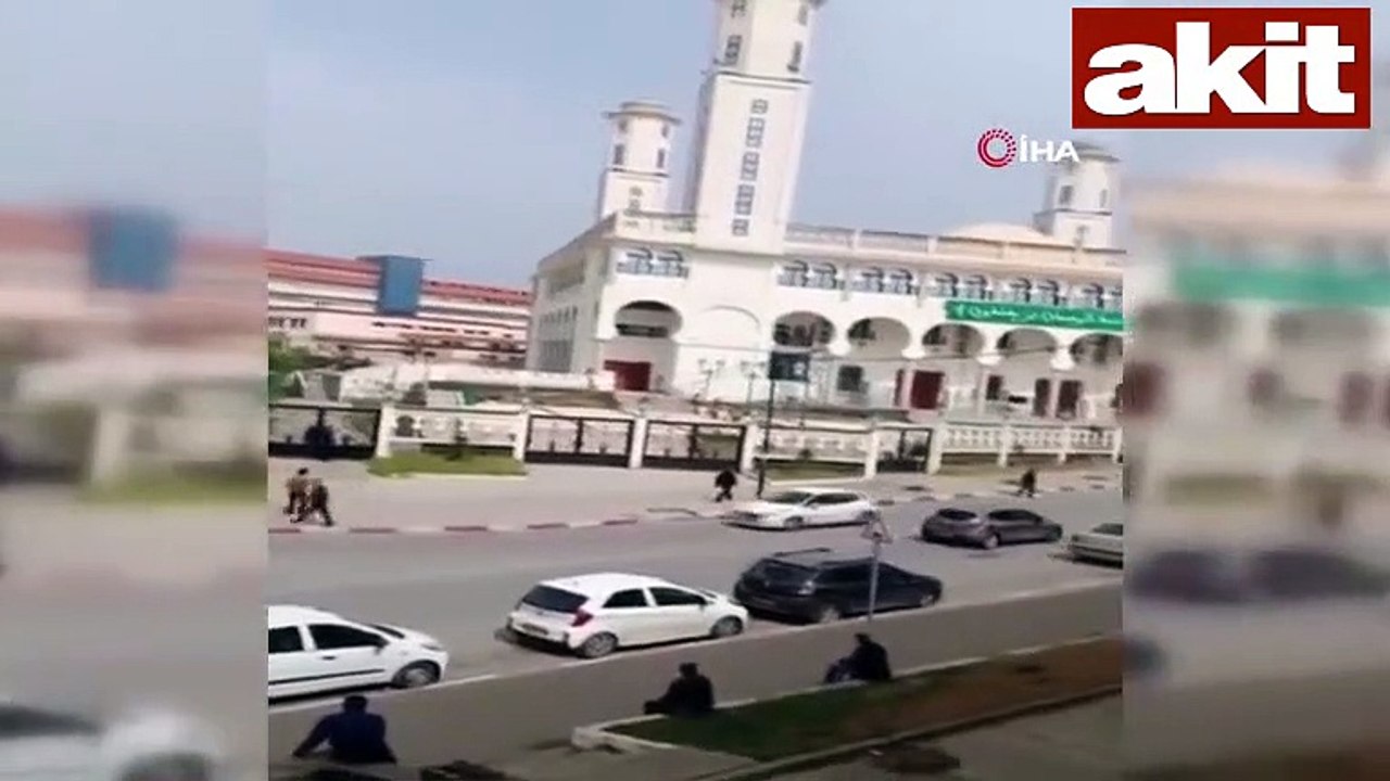 Müezzin ezan okurken gözyaşlarına hakim olamadı
