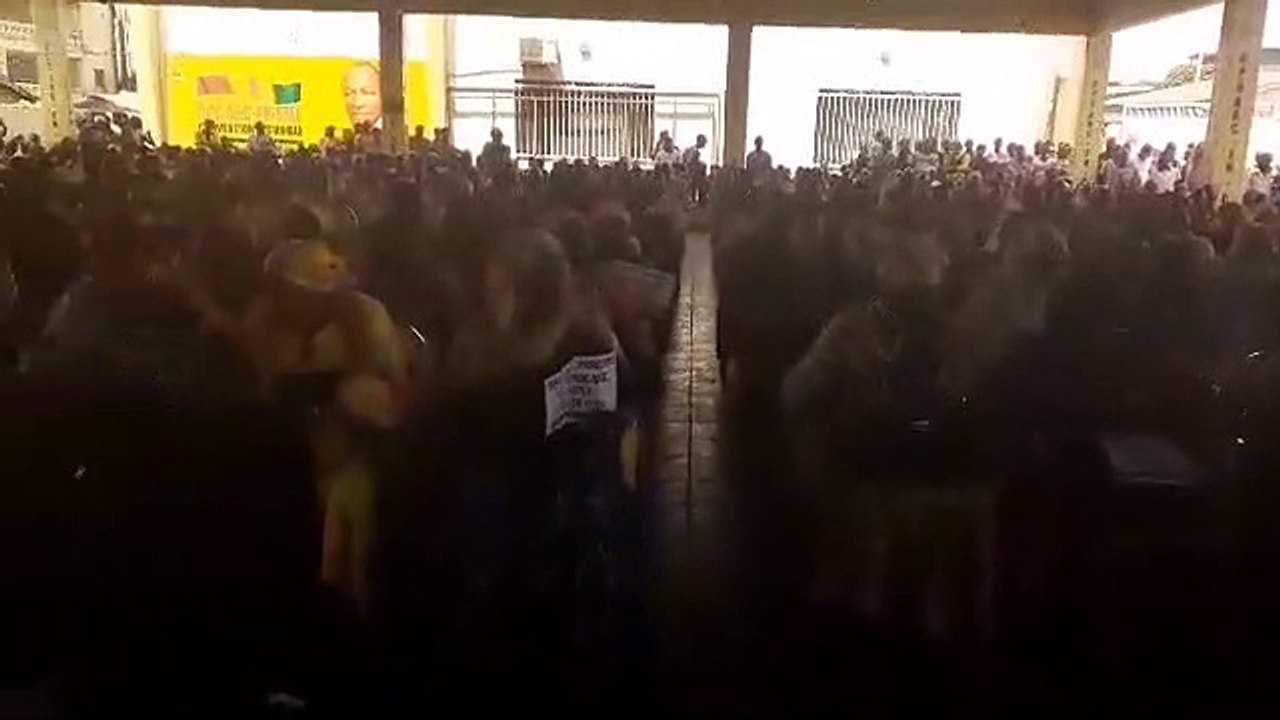 Des militants du RPG Arc-en-ciel mobilisés en masse au siège du parti