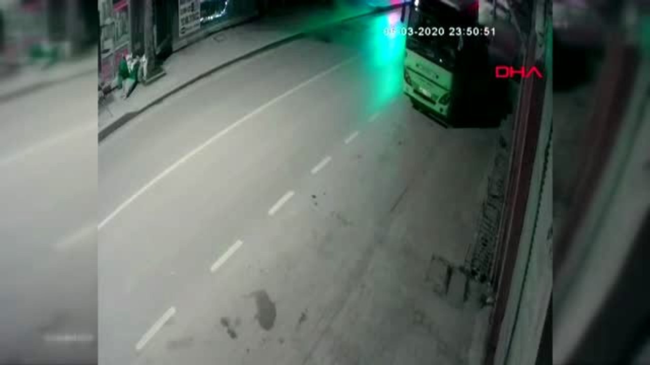 KOCAELİ Kediye çarpmamak için direksiyonu kırınca iş yerine girdi