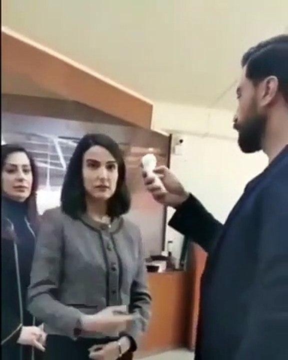 الفنان السورى معتصم النهار يفحص زملاءه قبل التص...