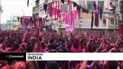 Koronavirüse aldırmayanlar rengarenk Holi Festivali'nde doyasıya eğlendi