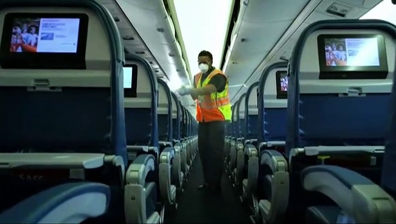 Una aerolínea estadounidense desinfecta sus aviones para prevenir contagios por coronavirus