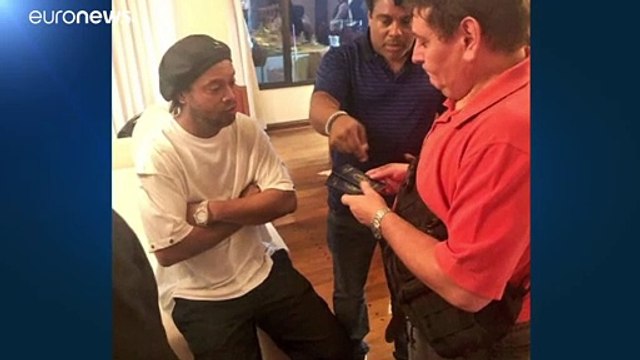 Роналдиньо останется под стражей