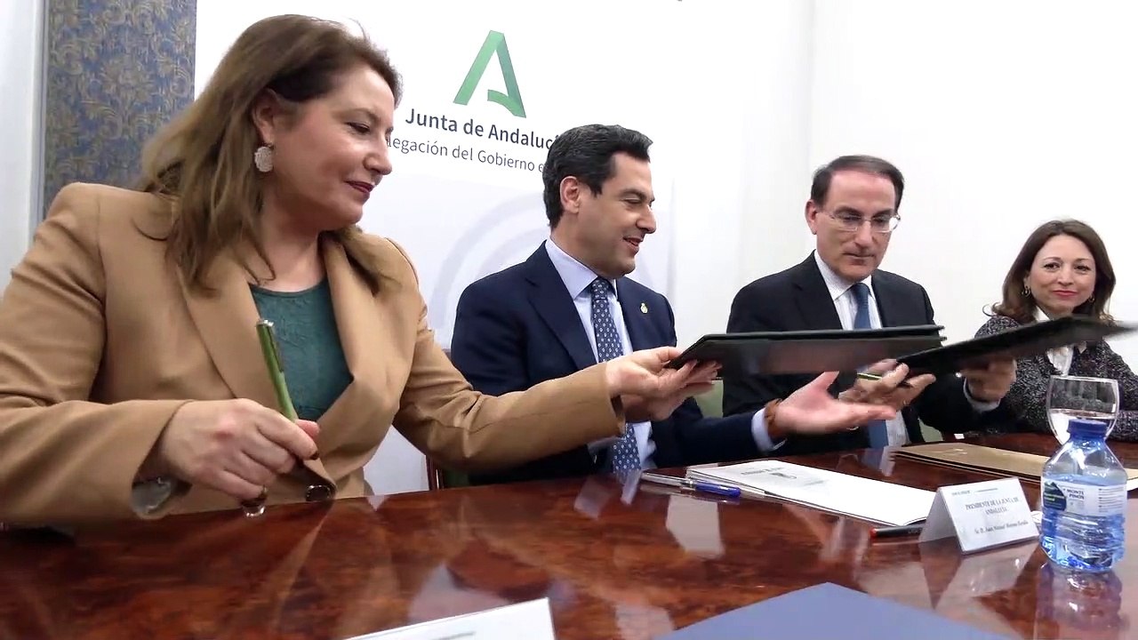 Andalucía firma un convenio con la CEA para eliminar las bolsas de plástico