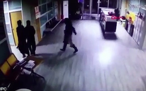 KADIN KIYAFETİ GİYEN SİLAHLI SOYGUNCULAR KAMERADA