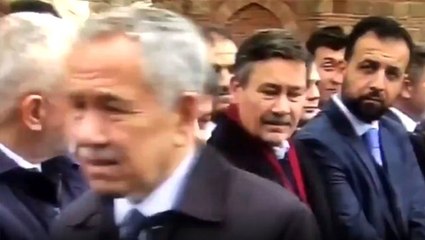 Télécharger la video: Melih Gökçek'in, cenaze töreninde önünden geçen Bülent Arınç'a sert bakışları dikkat çekti