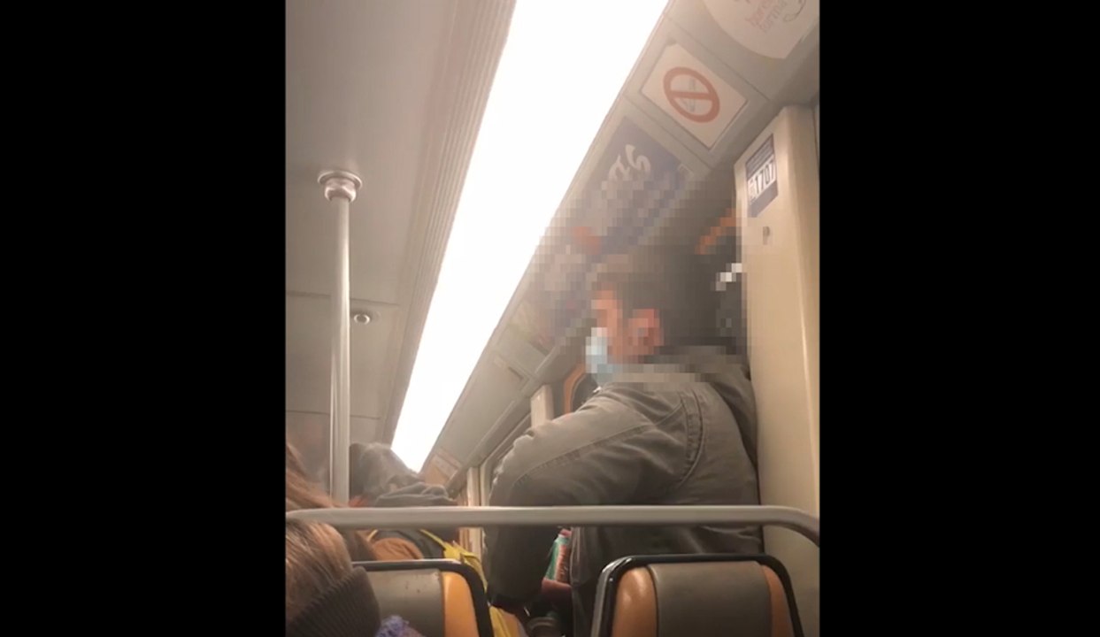 Un homme répand sa salive sur une barre dans le...