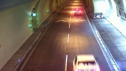 Il se trompe de sortie sur l'autoroute, fait demi-tour et repart à contre-sens