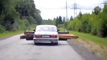 Comment transporter des troncs d'arbres en voiture... Risqué