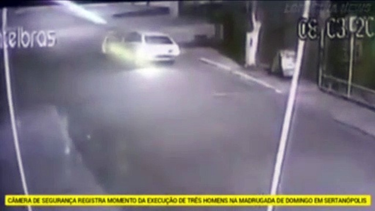 Câmera flagra momento em que três homens são ex...