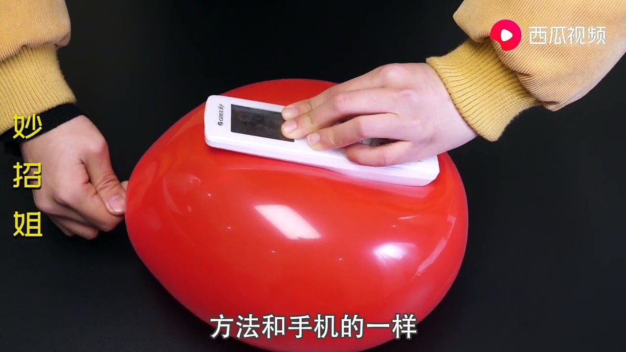 【Balloon turns into phone case】今天才知道，在手机上套一个气球，...