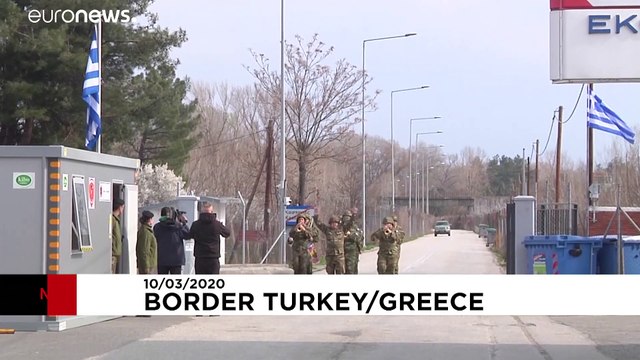 شاهد: جنود يونانيون ينشرون الأسلاك الشائكة على الحدود اليونانية- التركية