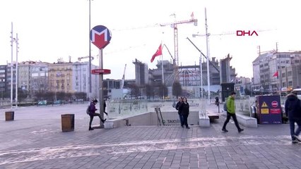 İSTANBUL ? TAKSİM MEYDANI'NDA VATANDAŞLARDAN KORONAVİRÜS ÖNLEMİ